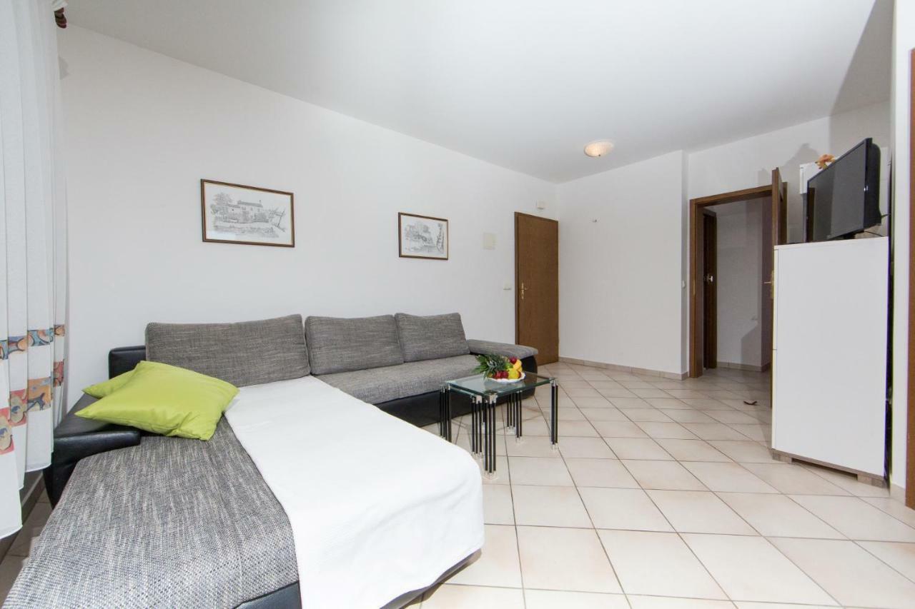 Apartments Sanmichel Pola Esterno foto